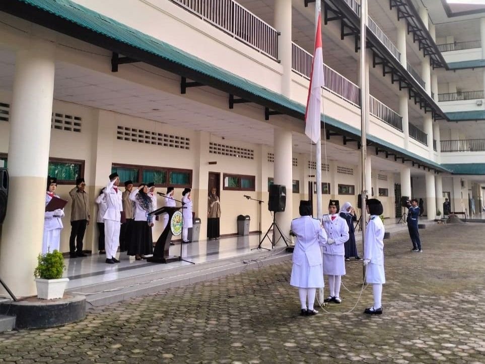 Upacara BNNP Sumut di SMA Harapan 3