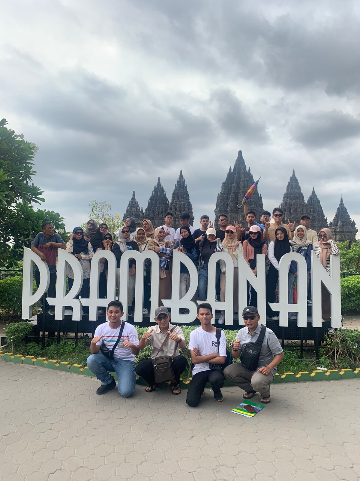 Kunjungan Siswa SMA Harapan 3 ke Candi Prambanan