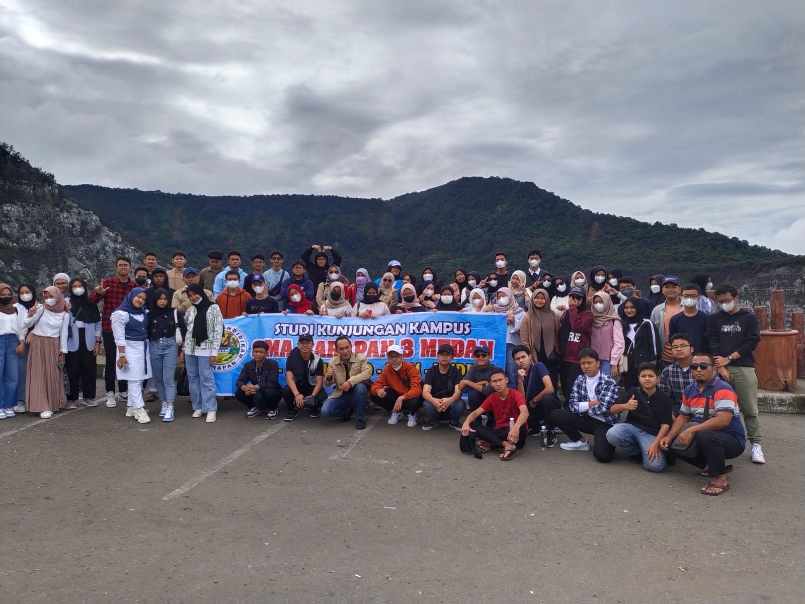 Kunjungan Siswa SMA Harapan 3 ke Gunung Tangkuban Parahu